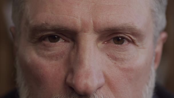 Silný Portrét Staršího Muže Hlubokýma Výraznýma Očima Detailními Rysy Obličeje — Stock video