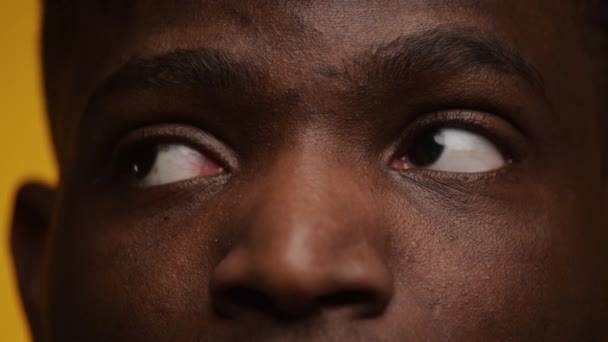 Extrémní Záběr Zblízka Zachycující Intenzivní Soustředěné Oči Mladého Černocha Zasazeného — Stock video