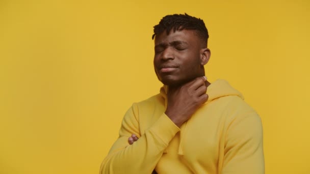 Young Black Man Dressed Yellow Hoodie Clutching His Neck Showing — Stock Video