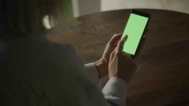 Omuz Görünümünde Yeşil Ekran Akıllı Telefona Tek Basın