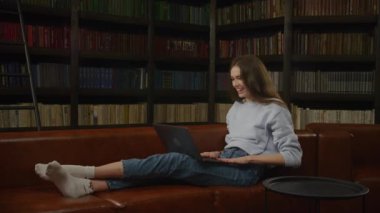 İçerde Dizüstü bilgisayar kullanan Öğrenci Kadın Başarı Kutlaması