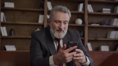 Kıdemli İşadamı Ofiste Video Konuşması