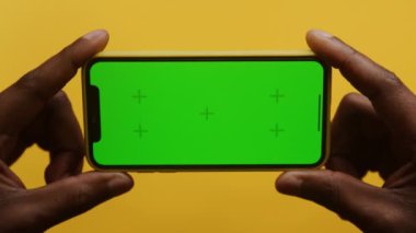 Akıllı telefonu yeşil ekran yer tutucu ile yatay olarak tutarak yakınlaştır