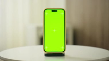 Smartphone ve yeşil ekranı modern bir iç mekânda dolly zoom, modelleme amaçları için mükemmel.