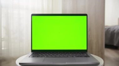 Krom Anahtar Yeşil Ekran Laptop Dolly Zoom içeri