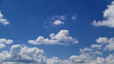 Pofuduk beyaz bulutlarla dolu mavi gökyüzü güneşli bir günde