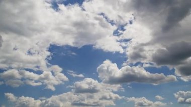 Dramatik Fırtına Bulutları Açık mavi gökyüzünde Bulutlar