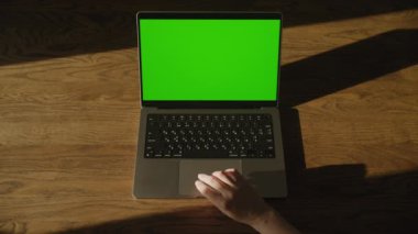 Tepedeki Yeşil Ekran Dizüstü Bilgisayarında Kadın Kolu Geçiş ve Kaydırma