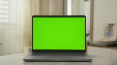 Dolly dizüstü bilgisayarda, yeşil ekranlı, modern, parlak bir odada.