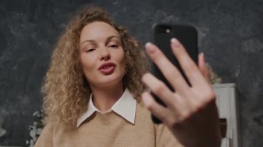 Video 'da Konuşan Kadın İçerideki Akıllı Telefonu Kullanıyor