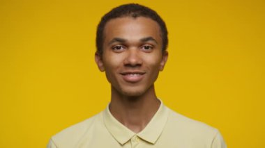 Neşeli Gülümseyen Adam Sarı Arkaplan Anlaşmasında Kafa sallıyor