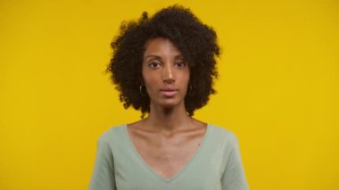 Onaylanmamış Kadın Başı Sarsıyor Sarı Arkaplanda Hareketi