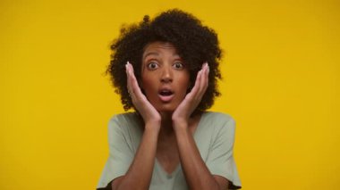 Kıvırcık saçlı genç bir kadının portresi. Şaşırdığını ifade ediyor. Ellerini yüzüne dayayıp açık yeşil bir bluz giyiyor.