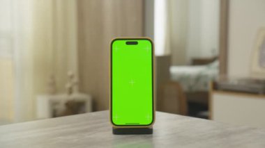 Dolly zoom akıllı telefon yeşil ekran ile bir tablo üzerine yerleştirilmiş ev ayarı, kroma anahtar düzenleme için uygun