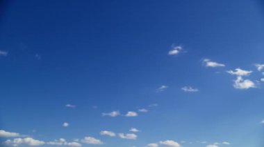 Dağınık beyaz bulutlu parlak mavi gökyüzü zaman atlaması, arka plan ve doğa temalı projeler için mükemmel