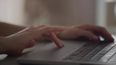 Dişi Eller Laptop Dokunmatik Platformunda Çevrimiçi Tarama Yapıyor Yakın çalışma ortamı