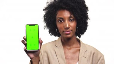 Akıllı telefonu yeşil ekran ile sunan kadın, üst üste kullanımı için mükemmel, beyaz arkaplanda izole edilmiş