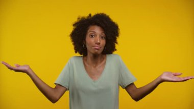 Kıvırcık saçlı genç bir kadının portresi. Omuzlarını omuzlarıyla silkiyor. Belirsizlik jesti olarak kaldırıyor.