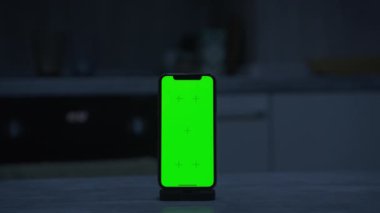 Krom anahtar için yeşil ekranlı akıllı telefon kapalı bir ortamda, değişmek için ideal.
