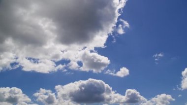 Parlak mavi gökyüzü, açık güneşli bir günde dağınık beyaz bulutlar, doğa ve hava teması için mükemmel zaman aşımı.