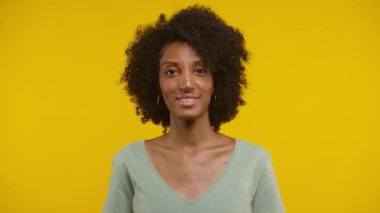 Kadın Başıyla Onaylama Hareketi Sarı Arkaplanda