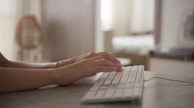 Kablolu bir klavyeye yazı yazan, bulanık ofis arkaplanı olan ellerin yakın plan görüntüsü, parmaklar ve klavyeye odaklan