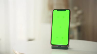 Tezgahında yeşil ekranı olan bir akıllı telefon, modeller ve kişiselleştirilebilir ekranlar için ideal.