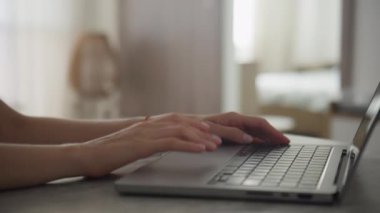 Ev ofis ortamında dizüstü bilgisayara dokunmatik dokunmatik bir bilgisayarda el taraması, verimlilik ve teknoloji kullanımını gösteriyor