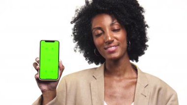 Elinde yeşil ekranlı akıllı telefonu olan gülümseyen bir kadın. Beyaz arka planda izole edilmiş içerik eklentisi.