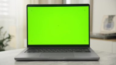 Modern bir ev ortamında Chroma Key Dolly Zoom için Yeşil Ekranlı dizüstü bilgisayar.