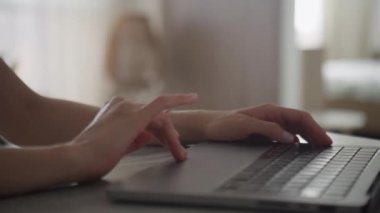 Dişi Eller Laptop Dokunmatik Defterine Bakıyor Yaklaş.