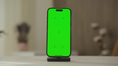 Özelleştirme veya içerik görüntülemeye hazır yeşil ekranlı bir akıllı telefon.