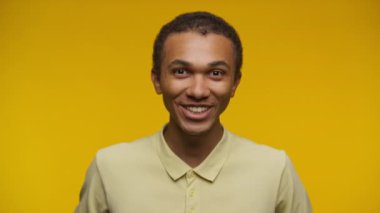 Videodaki Genç Adam Sarı Arkaplanda İzole Edildi.