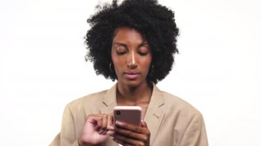 Müşteri Smartphone Kullanırken Tepki Veriyor.