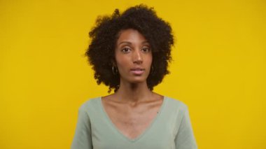 Sarı Arkaplanda Anlaşmazlık İçinde Sarsılan Kadın.