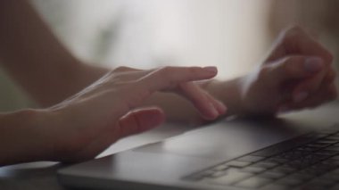 Yumuşak, ortam ışığı ayarlı bir laptopun dokunmatik dokunmatik dokunmatik dokunaçlarını kullanarak ellerinizi yakın plan yapın..