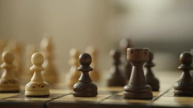 Derinlik efekti için bulanık arkaplanı olan bir oyun sırasında tahta satranç taşlarına seçici odak.