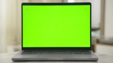 Yeşil renkli anahtar ekranı gösteren bir dizüstü bilgisayarın yakın görüntüsü, görsel etki için Dolly yakınlaştırma eylemi ile görüntülendi.