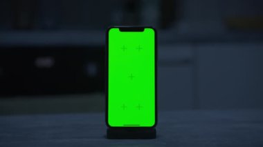 Krom anahtar için yeşil ekranlı akıllı telefon kapalı bir ortamda, değişmek için ideal.