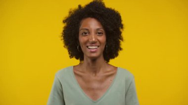 Videoda gülümseyen kadın, doğrudan kameraya birinci şahıs bakış açısıyla hitap ediyor..