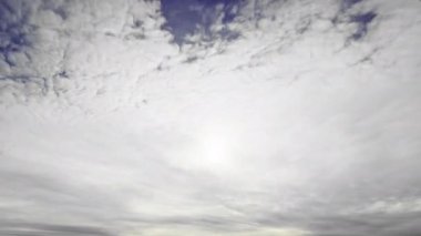 Dinamik zaman dilimi gökyüzünde uzanan katmanlı bulutları gösteriyor, dokulu bulutlu bir atmosfer yaratıyor..