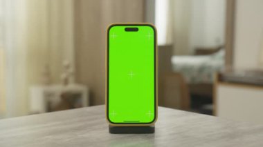 Yeşil ekran, krom anahtarlama, dijital medya ve içerik oluşturma için ideal bir modern akıllı telefonun sinematik çekimleri.