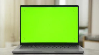 Krom anahtar düzenleme, teknoloji kavramları ve dijital modeller için ideal, yeşil ekran gösteren modern bir dizüstü bilgisayarın Dolly zoom görüntüsü.