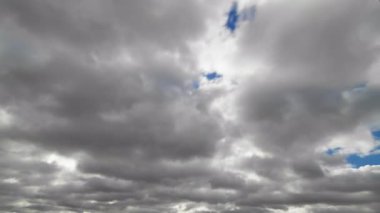 Gökyüzünde süzülen kara fırtına bulutları mavi gökyüzünü gösteren dramatik ve kasvetli bir atmosfer yaratıyor..