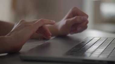 İnternette gezinmek, teknolojiyi, uzaktan çalışmayı ve dijital etkileşimi sembolize etmek için dizüstü bilgisayarı kullanan tanınmayan bir kadının elleri..