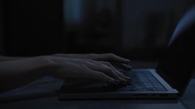 Bilinmeyen ellerin loş bir odada dizüstü bilgisayarda yazı yazması gece geç saatlere kadar çalışma ya da online aktivite anlamına geliyor..