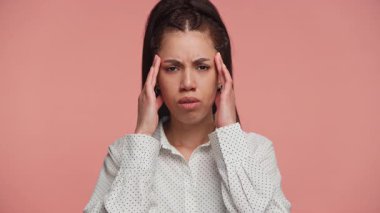 Stresli kadın hayal kırıklığı içinde kafasına dokunuyor, başarısızlığa duygusal tepki veriyor ya da pembe arka planda kötü haber alıyor..