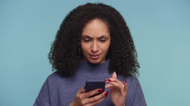 İnternetten alışveriş yaparken akıllı telefonuna kaşlarını çatan bir kadın muhtemelen pahalı fiyatlara ya da beklenmedik ürün detaylarına tepki veriyor..