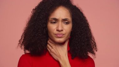 Kırmızılı hasta kadın boğazına dokunuyor boğaz ağrısı ya da soğuk belirtileri gösteriyor..