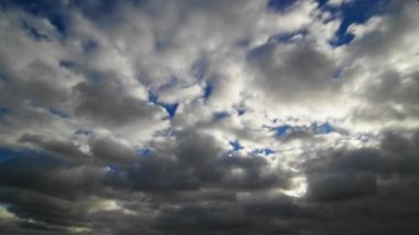 Bu zaman diliminde hızlı hareket eden bulutlar daha da kararıyor. Parlak gökyüzünden ağır fırtına bulutu oluşumuna doğru dramatik bir kaymayı yakalıyor..